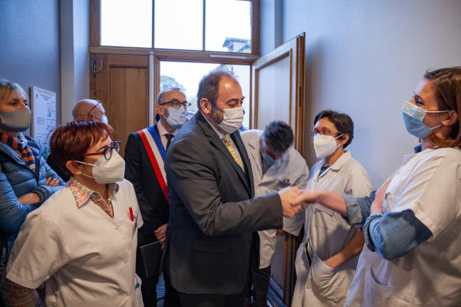 François Braun, the Minister of Health, during a visit to the Samatan health center (Gers), April 1, 2023. 
