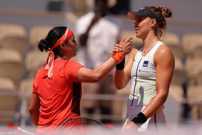 Brazilian Beatriz Haddad Maia (right) shakes hands with Tunisian Ons Jabeur after her victory in the quarter-finals of Roland-Garros, June 7, 2023.