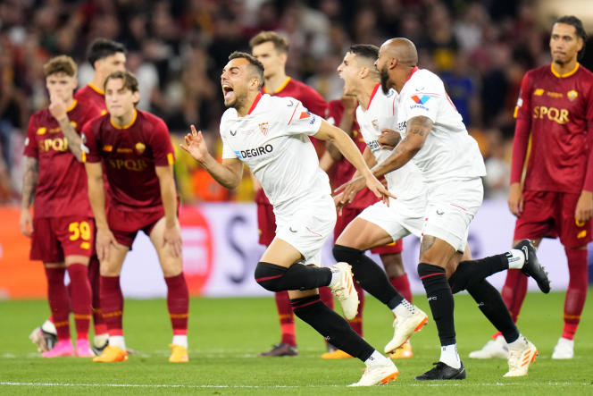 Sevilla FC players celebrate their victory over AS Roma in the Europa League final on May 31, 2023 in Budapest.