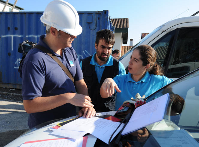An Urssaf inspector checks the employment contracts of Portuguese workers during a control operation in Bayonne (Pyrénées-Atlantiques) on June 20, 2015. 