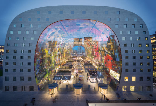 Under the vault of the Markthal, a hundred stands for a lunch break behind the station.