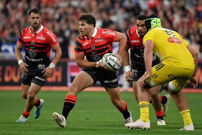 Antoine Dupont facing his Blues teammate Grégory Alldritt, during the Top 14 final, Saturday June 17, 2023, between Toulouse and La Rochelle, at the Stade de France, in Saint-Denis.