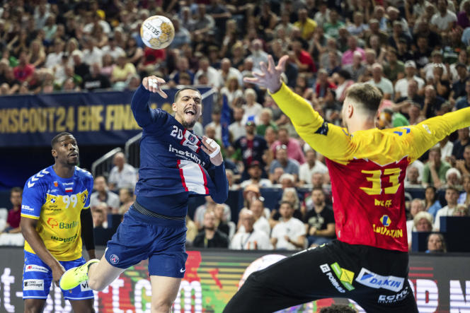 Goalkeeper Andreas Wolff against Frenchman Mathieu Grebille, during the Final Four semi-final between Kielce and PSG, in Cologne (Germany), June 17, 2023.