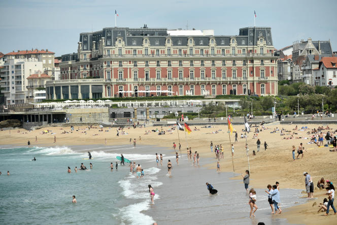 On the large beach of Biarritz, April 28, 2023.