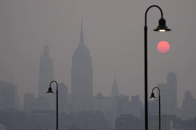The skies of New York invaded by the smoke from the Canadian fires, June 7.