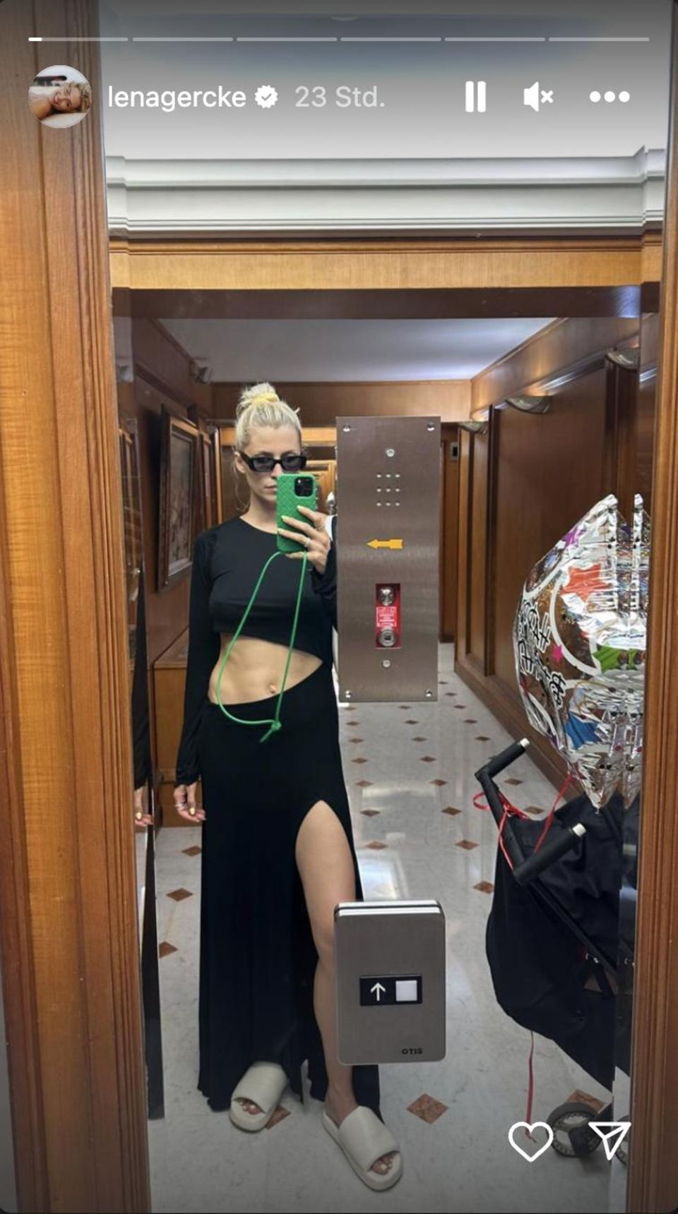 Snapshot from the elevator: Here Lena Gercke shows the complete outfit.