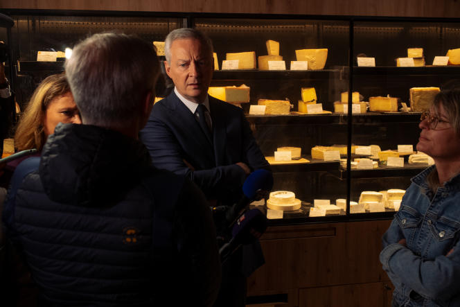 Ministers Bruno Le Maire and Olivia Grégoire in Saint-Germain-lès-Arpajon, July 4, 2023, in the L'Ancolie cheese dairy, whose window was smashed on the night of Thursday June 29 to Friday June 30.