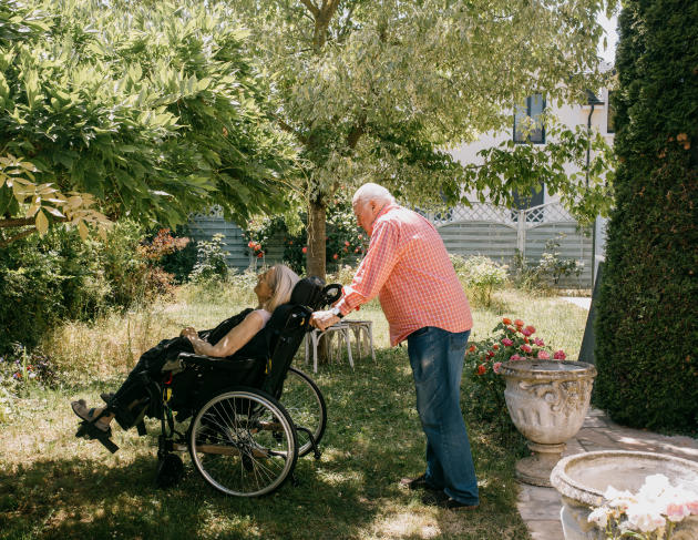 Philippe has just picked up his wife, Hélène, from the neighborhood nursing home, and lets her take some fresh air in their garden for a few moments.  In Chatou, June 5, 2023.