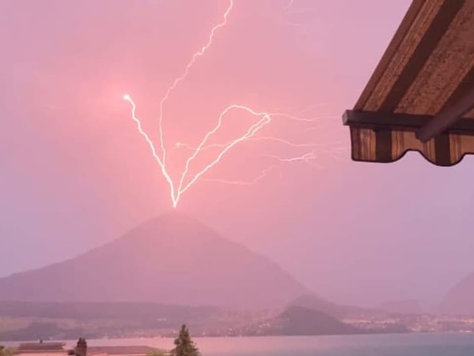 Lightning in the sky (pink)