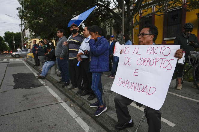 Demonstrators in Guatemala City on the evening of July 12, 2023, in front of the headquarters of the Supreme Electoral Tribunal.
