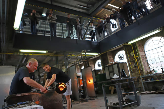 Blowing demonstration at the Meisenthal glass site.