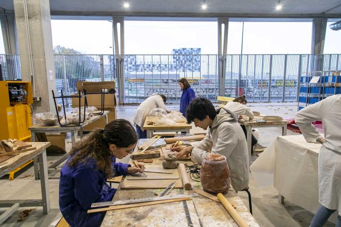 A woodworking workshop at the Nantes Atlantique School of Design, open to the street, and therefore visible to passers-by. 