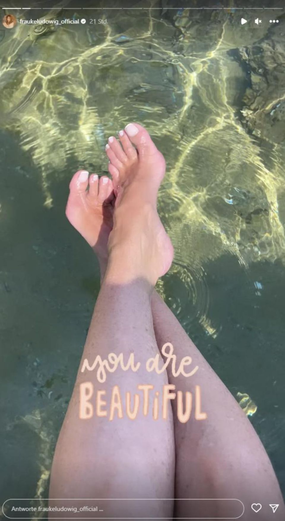 Despite criticism, Frauke Ludowig shows her bare feet in the sea off Greece. 