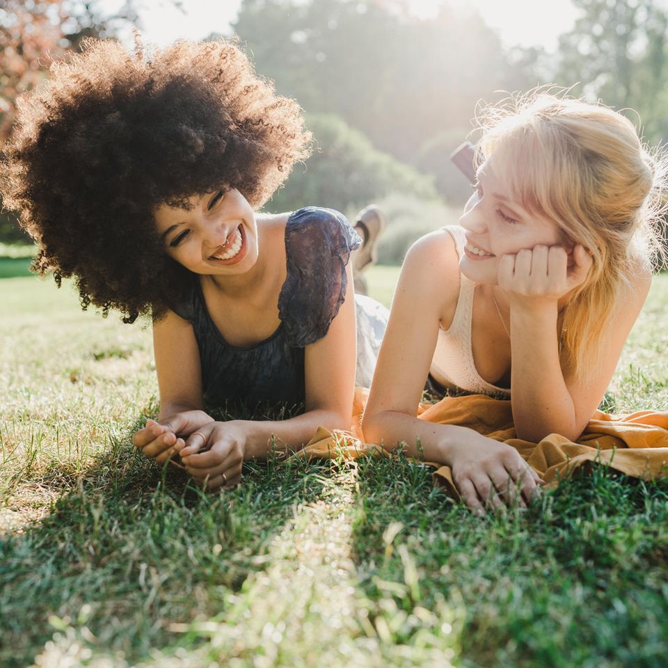 Two women in the park: 9 signs you're ambiverted