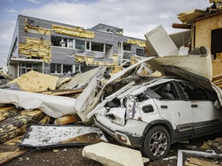 A crushed car amidst debris after the storm in La Chaux-de-Fonds (24.07.23