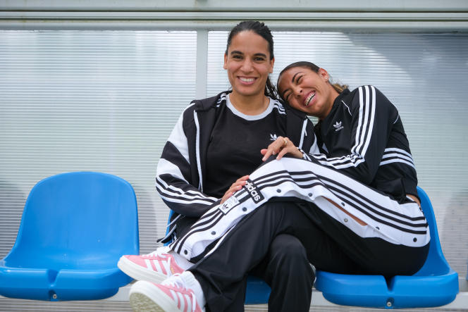 Amel Majri (à gauche) et Selma Bacha (à droite ), joueuses de l’Olympique lyonnais, en mai 2023.