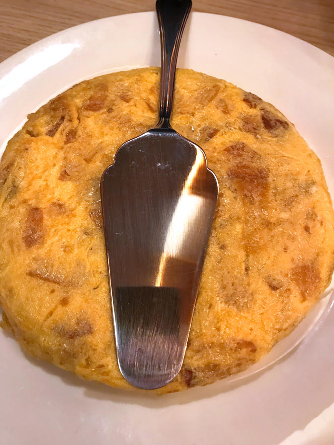Available in small or large sizes, you open the tortilla de Betanzos with a cake shovel to discover, under the padded skin, a runny and orange interior.