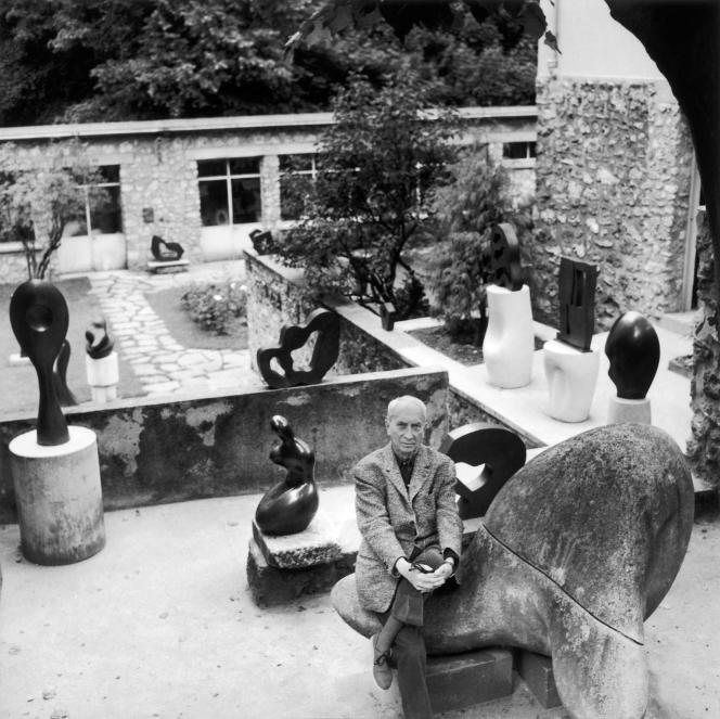 The sculptor Jean Arp in the garden of his house in Clamart, around 1960. © KEYSTONE-FRANCE
