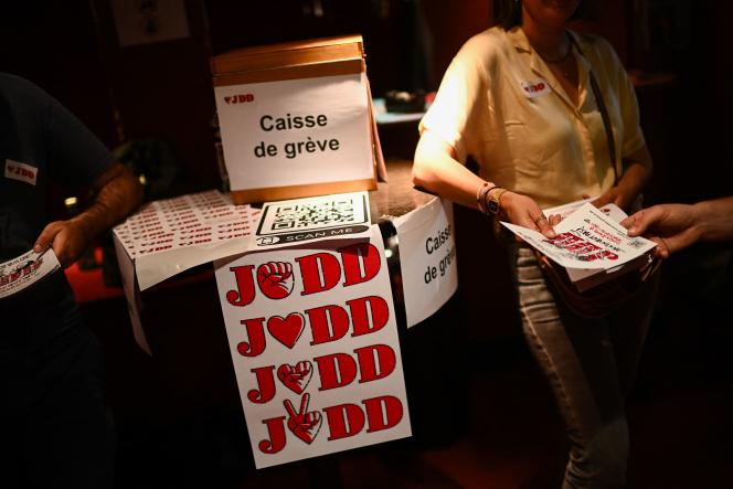 A strike fund was opened in support of the striking employees of the “JDD”.  Photo taken during the rally organized by Reporters Without Borders on June 27 in Paris.