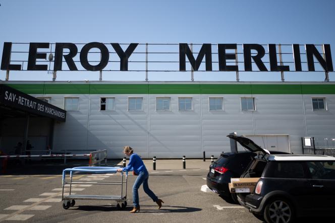 In front of a Leroy Merlin DIY store in Rezé (Loire-Atlantique), March 24, 2022.