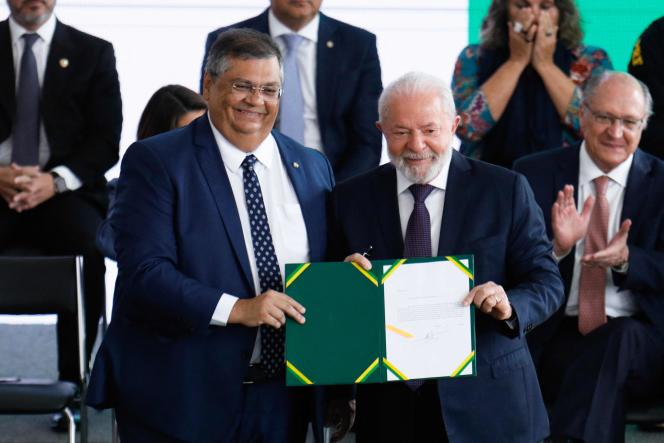 Brazilian President Luiz Inacio Lula da Silva (right) and Justice Minister Flavio Dino (left) after signing a decree regulating the use of firearms for civilians, in Brasilia, July 21, 2023. 