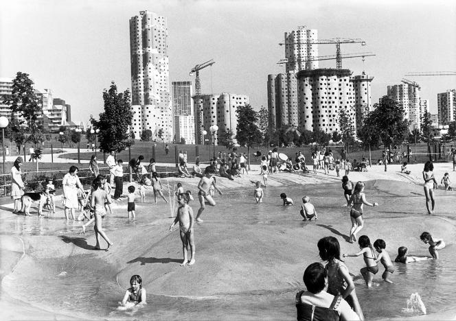 The André-Malraux park, at the foot of the towers of the Pablo-Picasso city, in Nanterre, in July 1978.