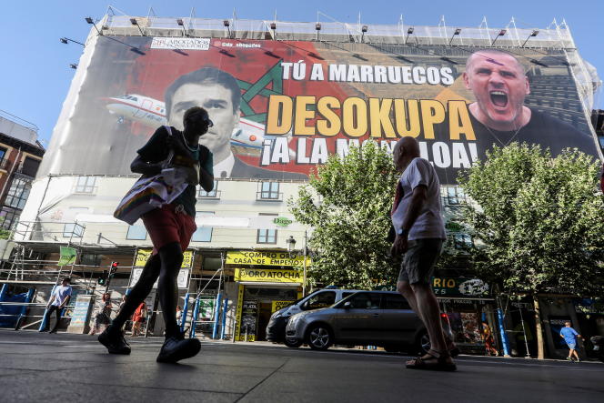 In Madrid, on July 4, 2023, a banner stigmatizes Prime Minister Pedro Sanchez (left).  On the right, Daniel Esteve, owner of the Desokupa company.