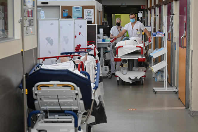 Patients installed in the emergency corridors of the Hautepierre hospital, in Strasbourg, on December 29, 2022.
