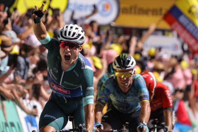 Belgian Jasper Philipsen (Alpecin-Deceuninck) celebrates his victory in front of Mark Cavendish (Astana Qazaqstan) during the 7ᵉ stage of the Tour de France, in Bordeaux, July 7, 2023.