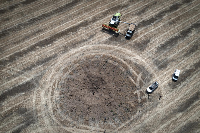 Harvest in a field located 10 kilometers from the front line, around a crater left by a Russian missile, in the Dnipropetrovsk oblast (Ukraine), July 4, 2022.