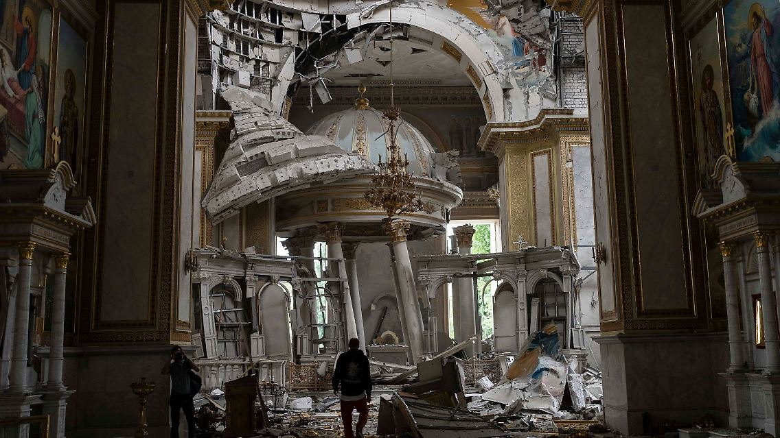 Nach einem russischen Raketenangriff inspizieren Kirchenmitarbeiter die schweren Schäden in der Verklärungskathedrale in Odessa.