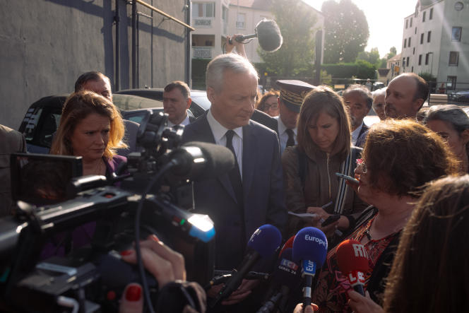 Ministers Bruno Le Maire and Olivia Grégoire in Saint-Germain-lès-Arpajon (Essonne), July 4, 2023 at the Citroën dealership looted by a group of individuals during the night of June 29 to 30.