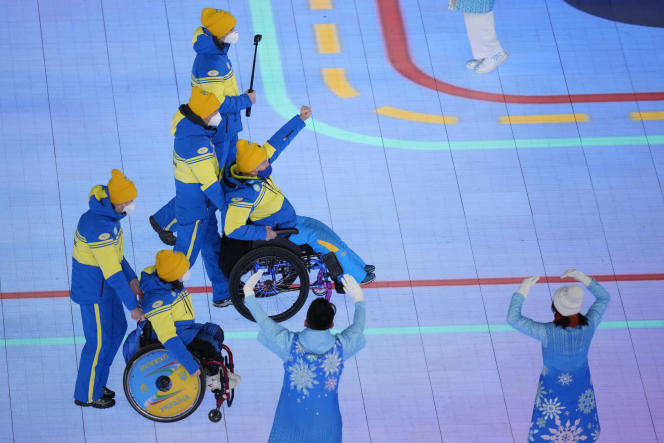 L’équipe d’Ukraine lors de la cérémonie d’ouverture des Jeux paralympiques d’hiver 2022, à Pékin, le 4 mars 2022.