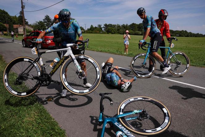 Mark Cavendish on the ground, victim of a fall during the 8th stage of the Tour de France, between Libourne and Limoges, July 8, 2023.