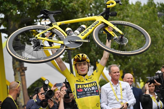 Jonas Vingegaard celebrates his second victory in the general classification of the Tour de France, at the end of the 21st stage, on the Champs-Elysées in Paris, July 23, 2023.