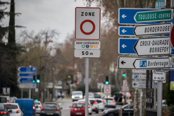 A sign indicating the entrance to the low emission zone, in Toulouse, in January 2023.
