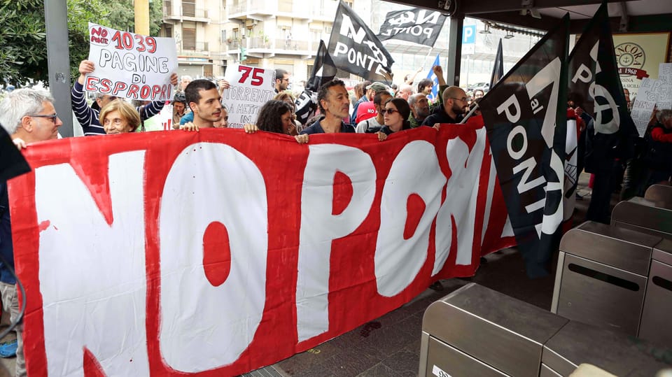 Opponents protest in Messina against the project.