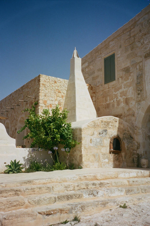 The house, completely rebuilt in marès stone, the local white rock, and its bread oven, which is regularly used. 