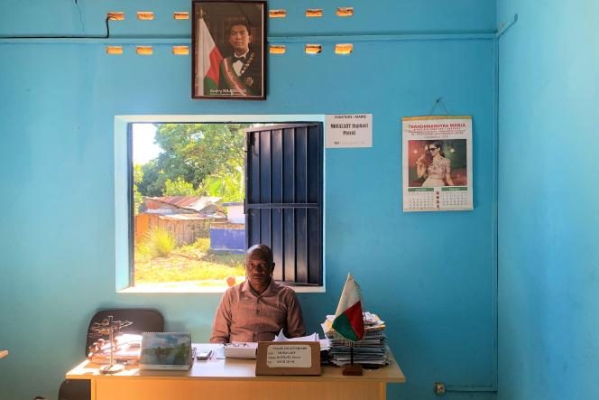Dans le bureau de Raphaël Moralahy, maire d’Antsirabe, l’un des villages concernés par le projet d’exploitation des terres rares de la presqu’île d’Ampasindava, au nord-ouest de Madagascar, en juin 2023.