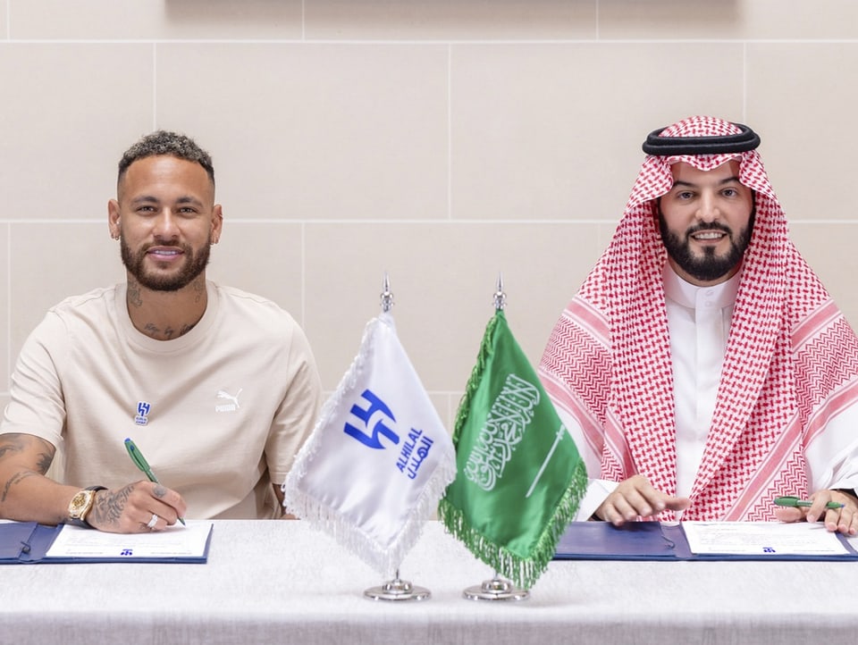 Neymar and the Al Hilal President at a table