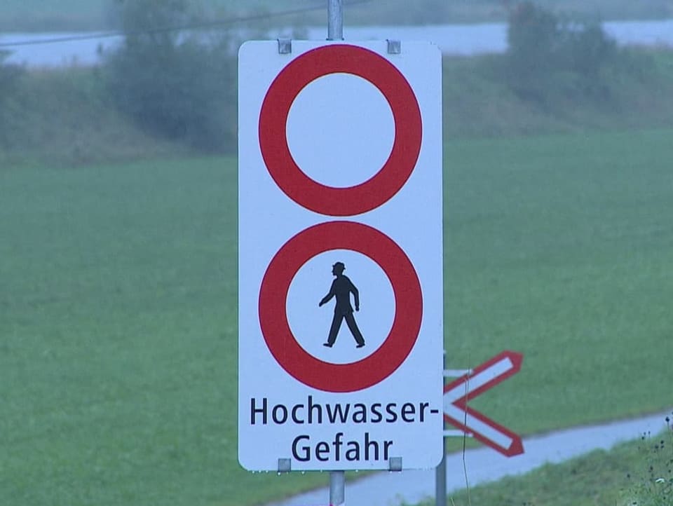 The foreland of the Rhine is closed near Widnau.  There is a risk of flooding. 