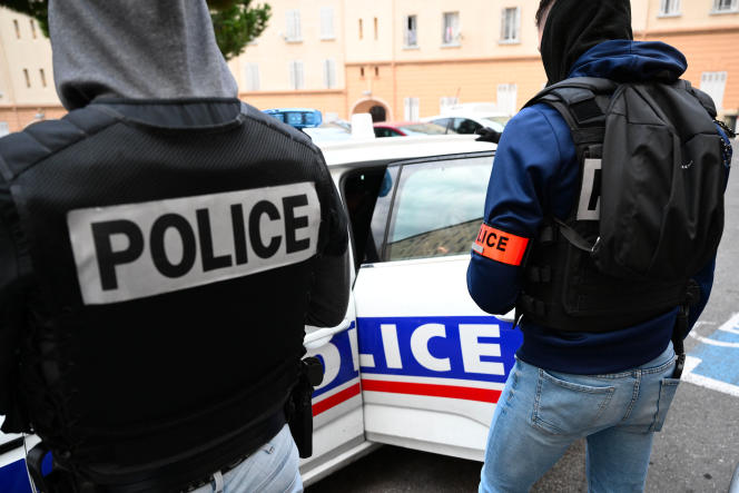 Police officers from the Drugs and Underground Economy Unit, in the northern district of Marseille, on March 31, 2023.