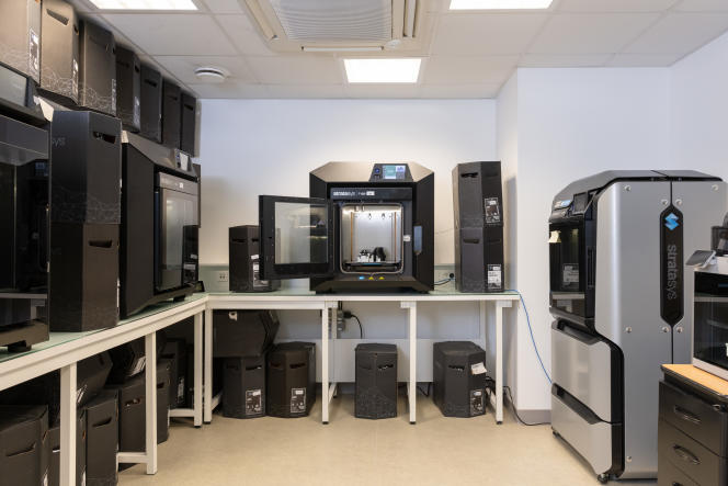 The printers of the AP-HP 3D printing platform, at the Broussais hospital, in Paris, on June 15.