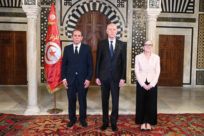 Tunisian President Kais Saied (center), with outgoing Prime Minister Najla Bouden (right) and new Prime Minister Ahmed Hachani (left) at the Kasbah Palace in Tunis, August 2, 2023.