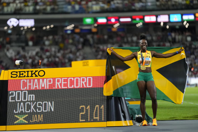 Jamaica's Shericka Jackson celebrates winning the 200m final at the World Athletics Championships in Budapest on August 25, 2023.