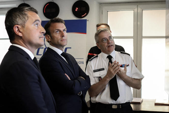 Gérald Darmanin, Emmanuel Macron and the prefect Alain Thirion, at the Operational Center for Interministerial Crisis Management, in Paris, on July 15, 2022, when Mr. Thirion was then in charge.