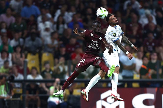 Aerial duel between the Messin Cheikh Sabaly (garnet jersey) and the Marseillais Jonathan Clauss, on August 18, 2023, in Metz.