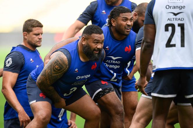 The French pillar Uini Atonio, accompanied by the hooker Peato Mauvaka, in training, Friday August 18 in Nantes.