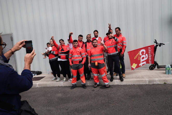 Ten of the workers who occupy the Veolia sorting center, accompanied by the CGT coordinator Ali Chaligui (behind, in a white T-shirt), in the 15th arrondissement of Paris, August 28, 2023.