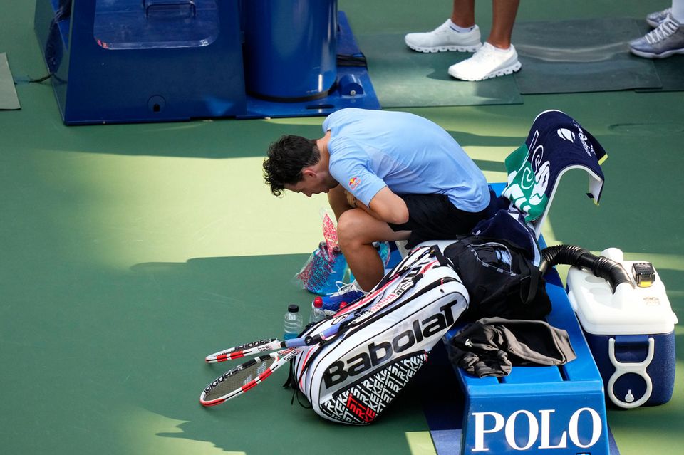 Dominic Thiem is writhing in pain.